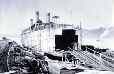 Vista de proa del rompehielos transbordador de trenes SS Baikal en el Lago Baikal
